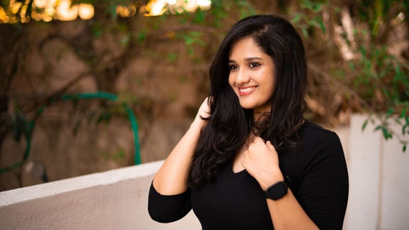 ladki ka baat karte waqt baalon se khelna