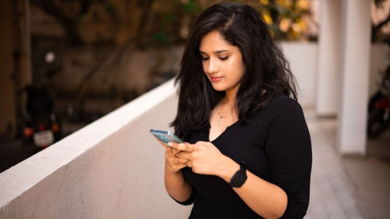 ladki ka whatsapp par fast reply aur chat karna